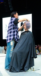 recycling icon with a green outline